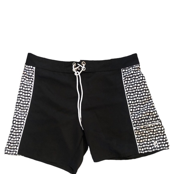 Eddie Bauer Board Shorts Sz. XL Black White Drawstring Close Casual Summer - Picture 1 of 5